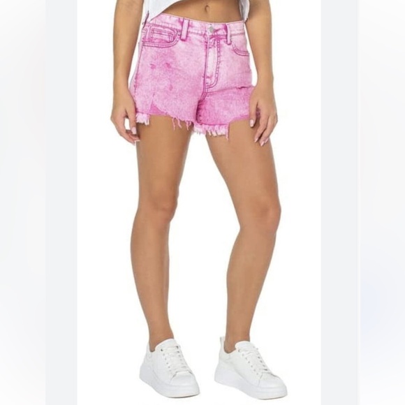 Ultra high-rise denim short. Color: pink distress. - Picture 3 of 3